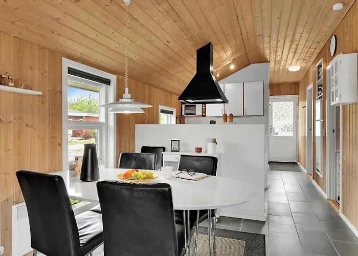 3 Bedroom Amazing In Semesterbostad